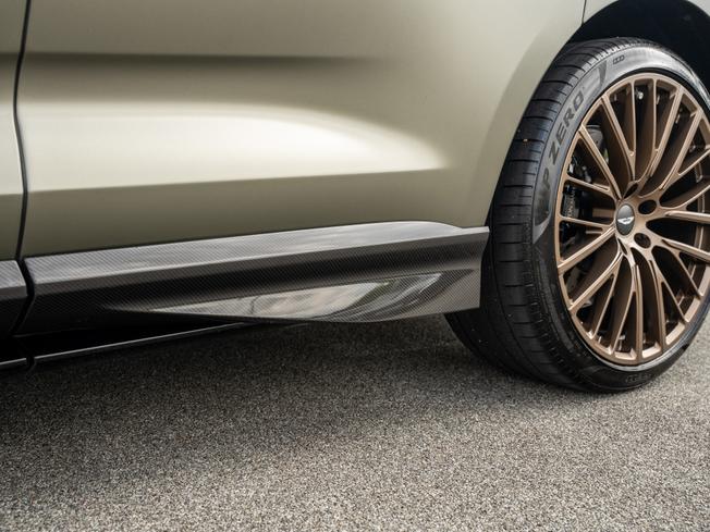 Aston Martin DBX Photo 36
