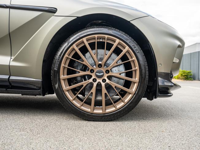 Aston Martin DBX Photo 4