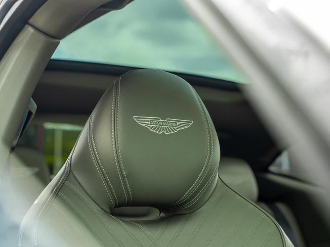 Aston Martin DBX Photo 5