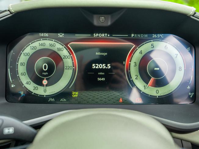 Aston Martin DBX Photo 6