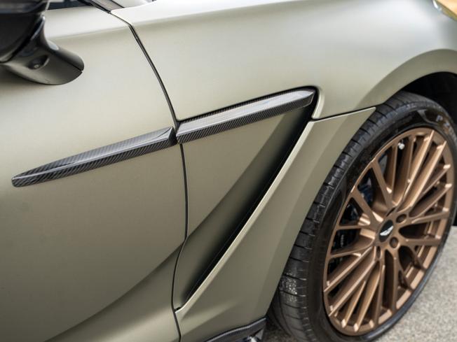 Aston Martin DBX Photo 9