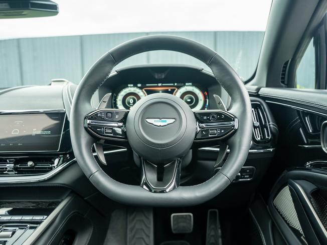 ASTON MARTIN Dbx Photo 11