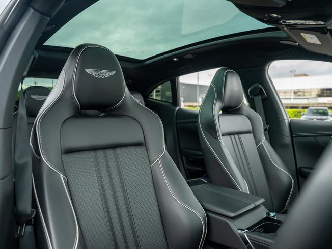 ASTON MARTIN Dbx Photo 12