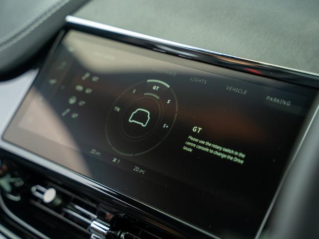 ASTON MARTIN Dbx Photo 13