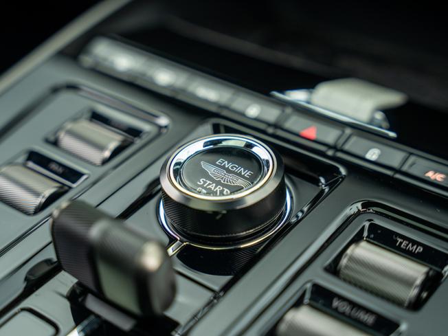 ASTON MARTIN Dbx Photo 15