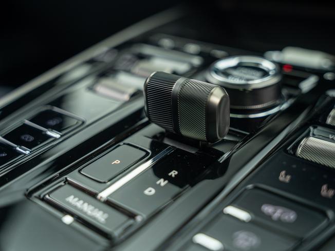 ASTON MARTIN Dbx Photo 16
