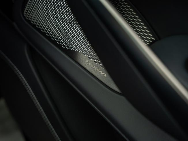 ASTON MARTIN Dbx Photo 17