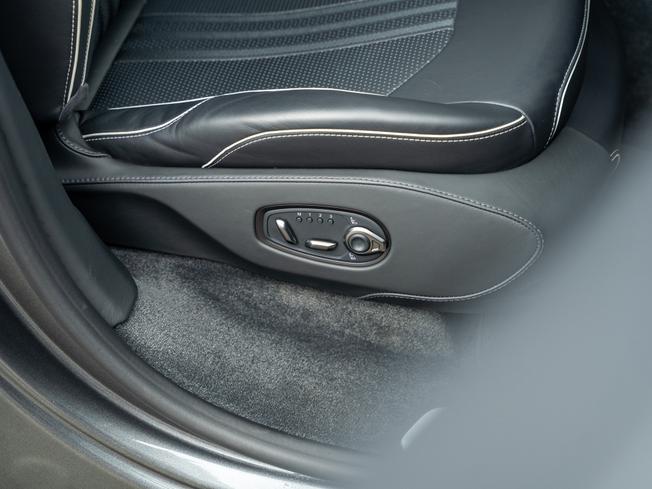 ASTON MARTIN Dbx Photo 18