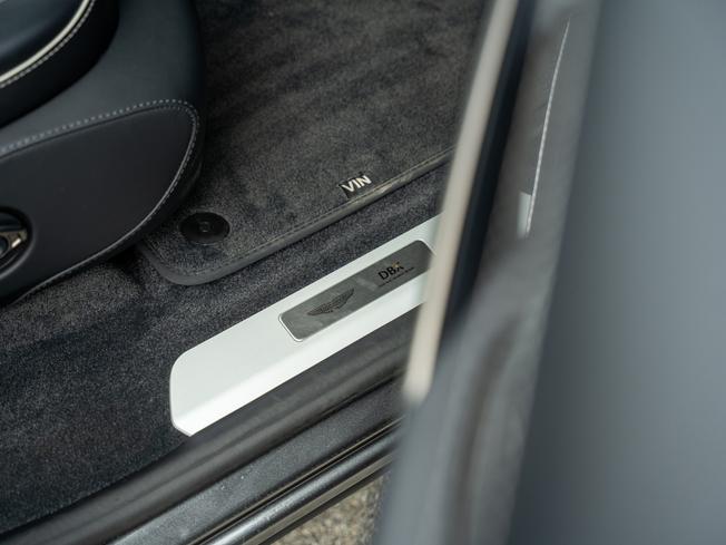 ASTON MARTIN Dbx Photo 19