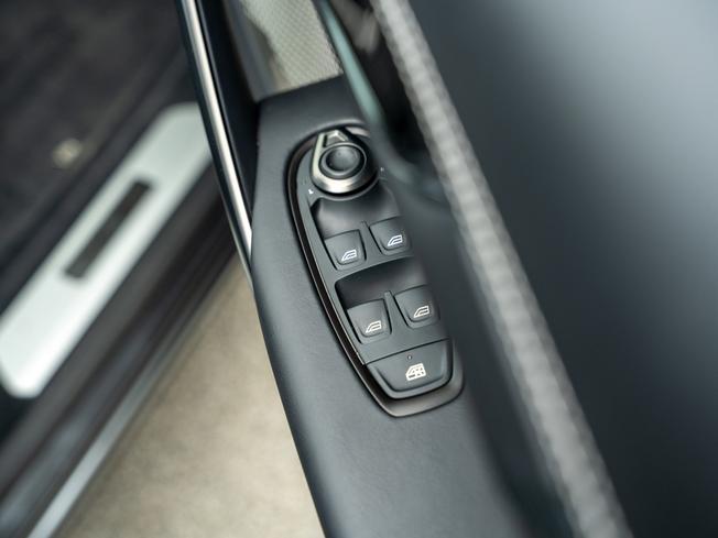 ASTON MARTIN Dbx Photo 20