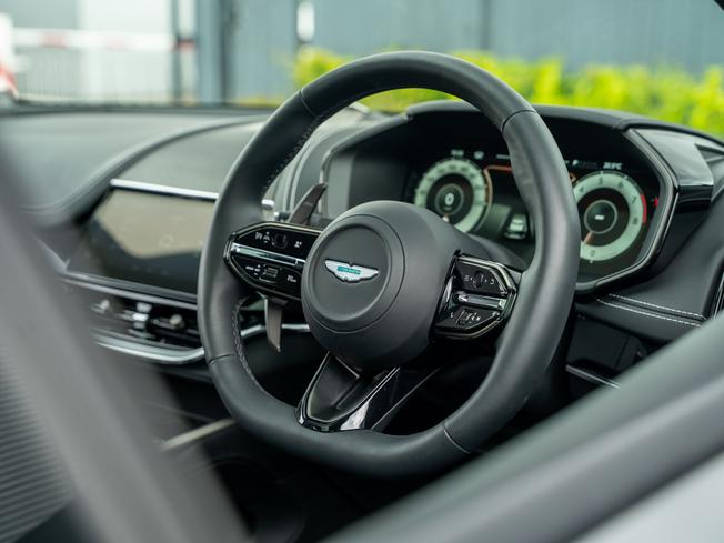 ASTON MARTIN Dbx Photo 22