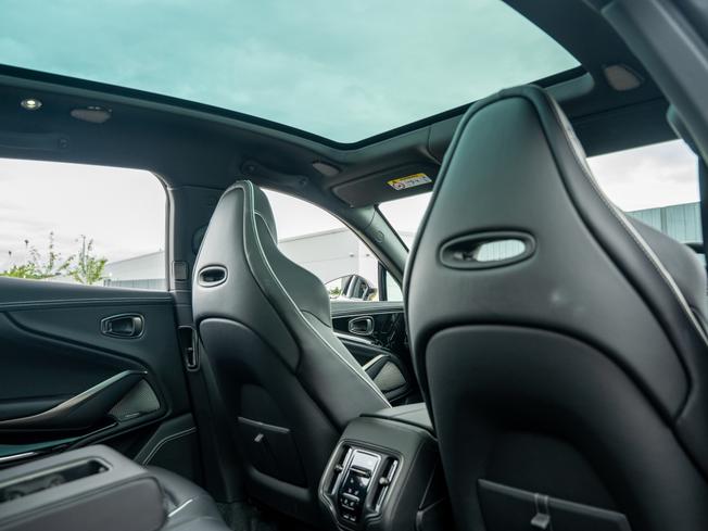 ASTON MARTIN Dbx Photo 23