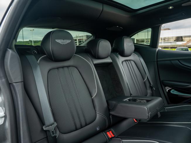 ASTON MARTIN Dbx Photo 24