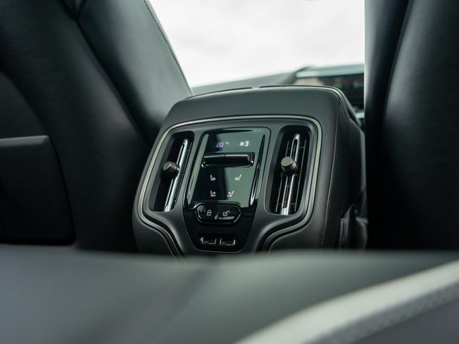 ASTON MARTIN Dbx Photo 25
