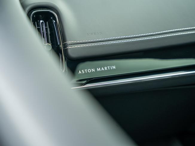 ASTON MARTIN Dbx Photo 28