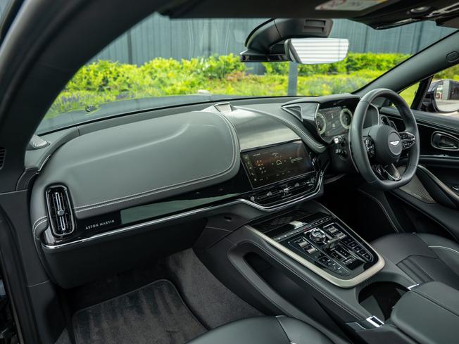 ASTON MARTIN Dbx Photo 29