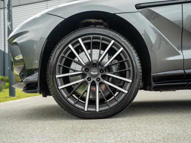 ASTON MARTIN Dbx Photo 3