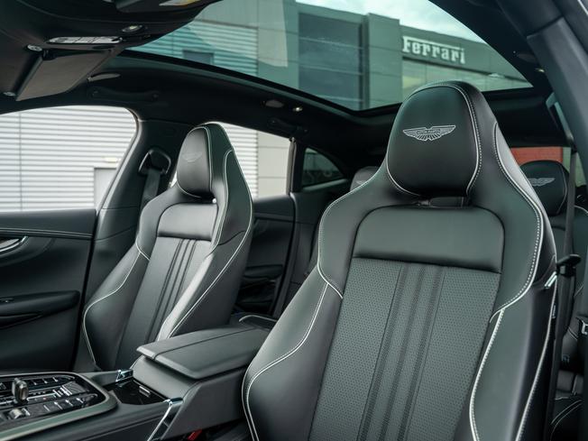 ASTON MARTIN Dbx Photo 30