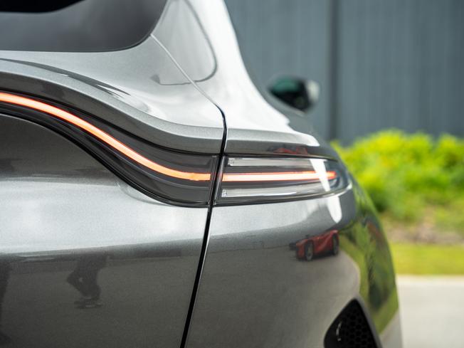 ASTON MARTIN Dbx Photo 32