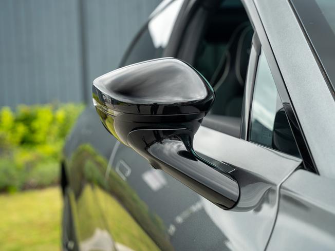 ASTON MARTIN Dbx Photo 35
