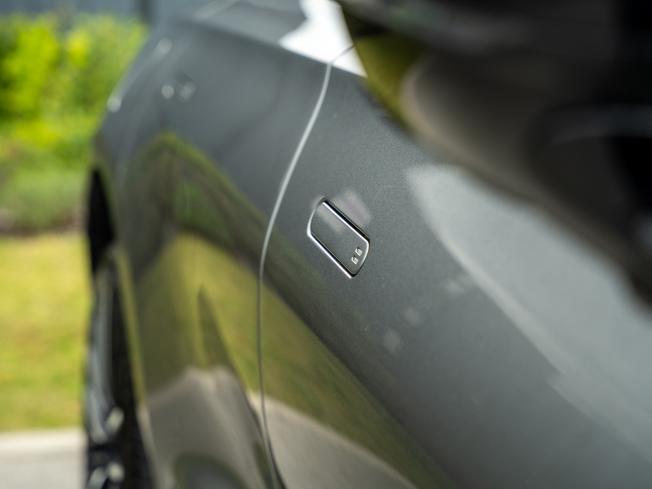 ASTON MARTIN Dbx Photo 36