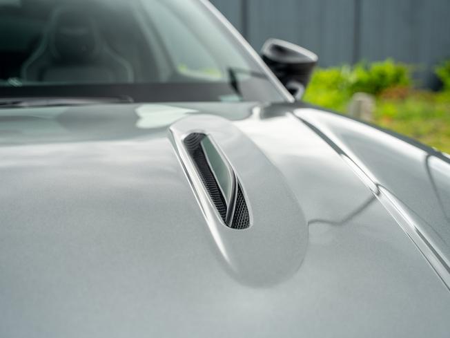 ASTON MARTIN Dbx Photo 40