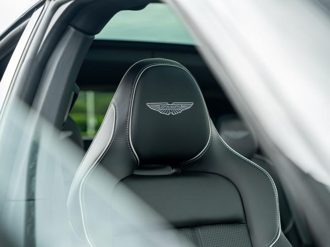 ASTON MARTIN Dbx Photo 5