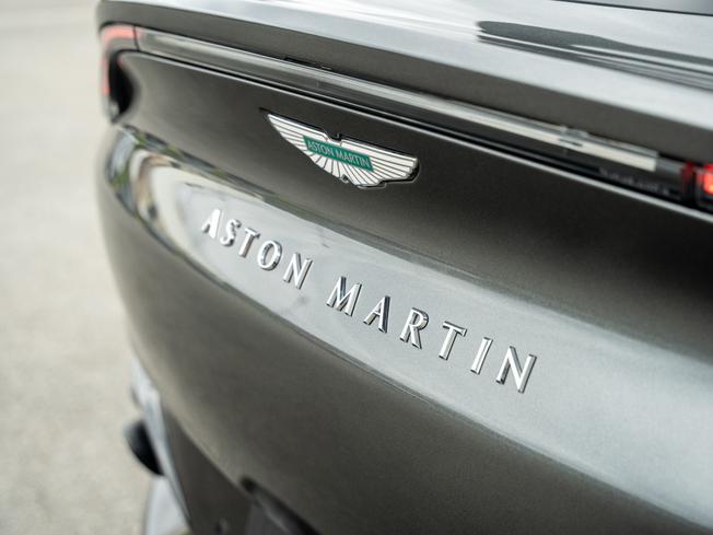 ASTON MARTIN Dbx Photo 8