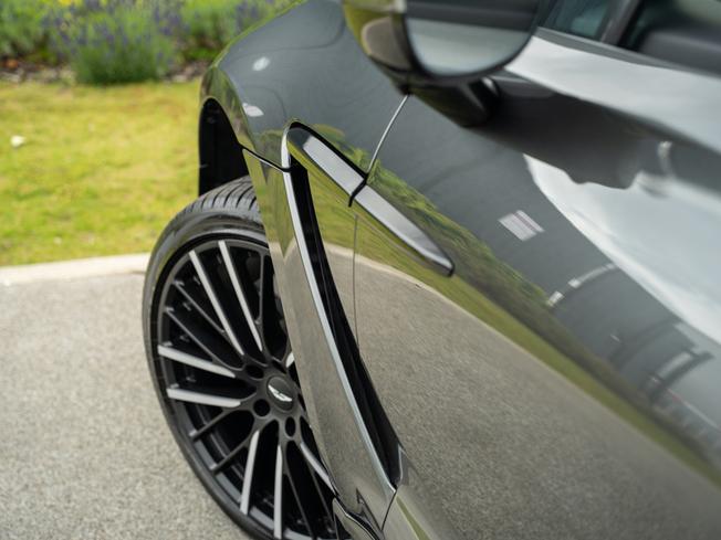 ASTON MARTIN Dbx Photo 9