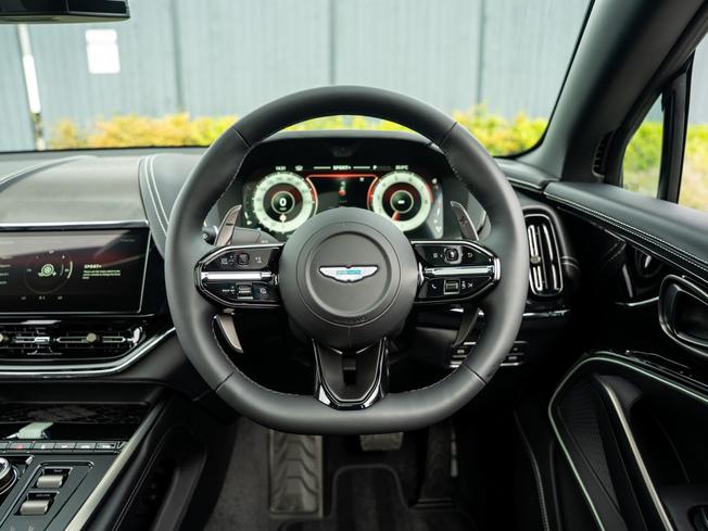 ASTON MARTIN Dbx Photo 11