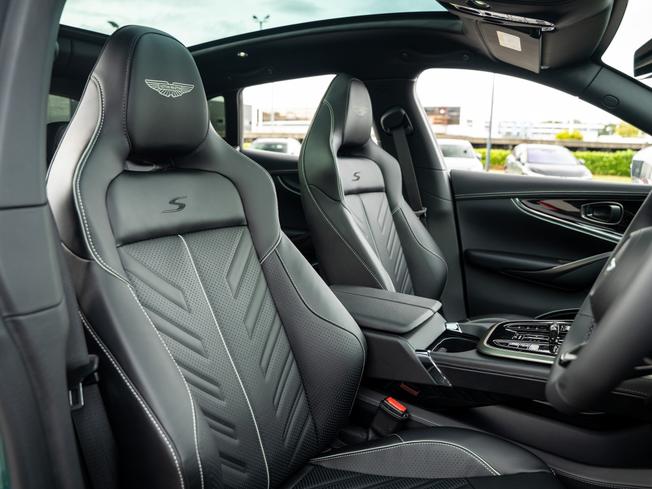 ASTON MARTIN Dbx Photo 12