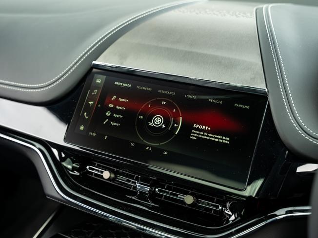 ASTON MARTIN Dbx Photo 13