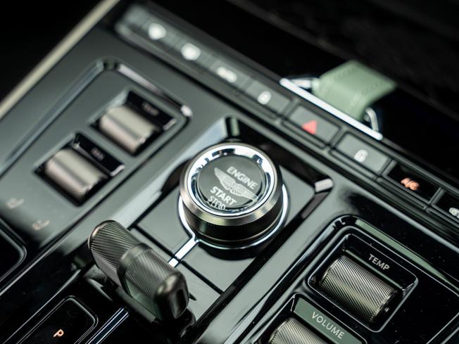 ASTON MARTIN Dbx Photo 14