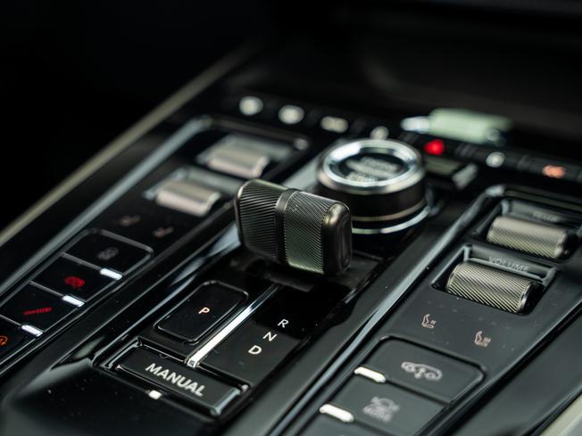 ASTON MARTIN Dbx Photo 15