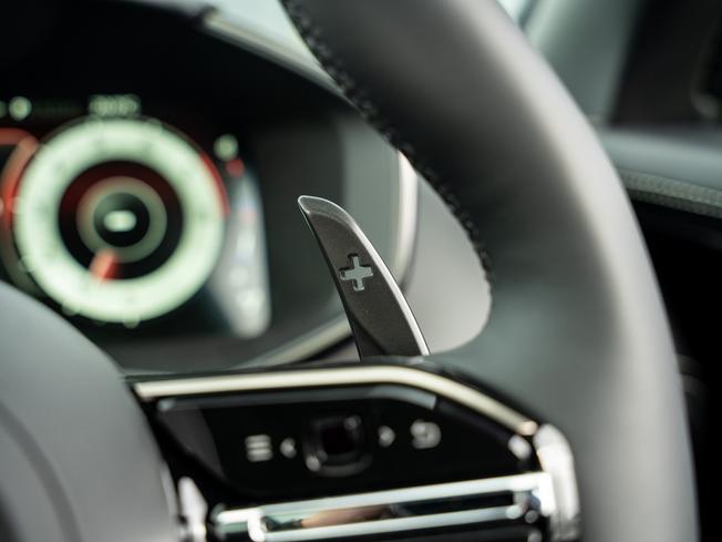 ASTON MARTIN Dbx Photo 17