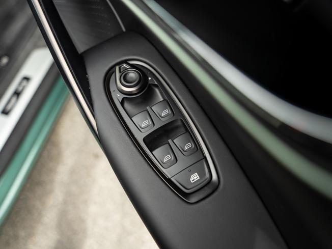 ASTON MARTIN Dbx Photo 18