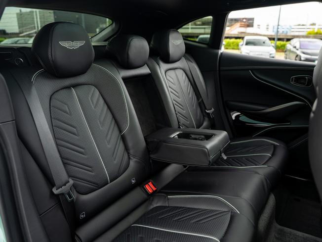 ASTON MARTIN Dbx Photo 20