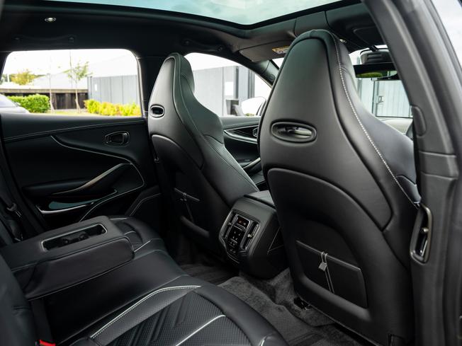 ASTON MARTIN Dbx Photo 21