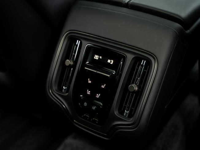 ASTON MARTIN Dbx Photo 22