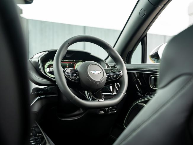 ASTON MARTIN Dbx Photo 23