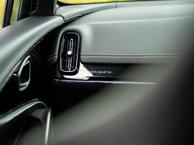 ASTON MARTIN Dbx Photo 24