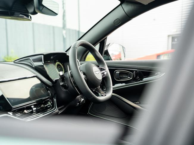 ASTON MARTIN Dbx Photo 27