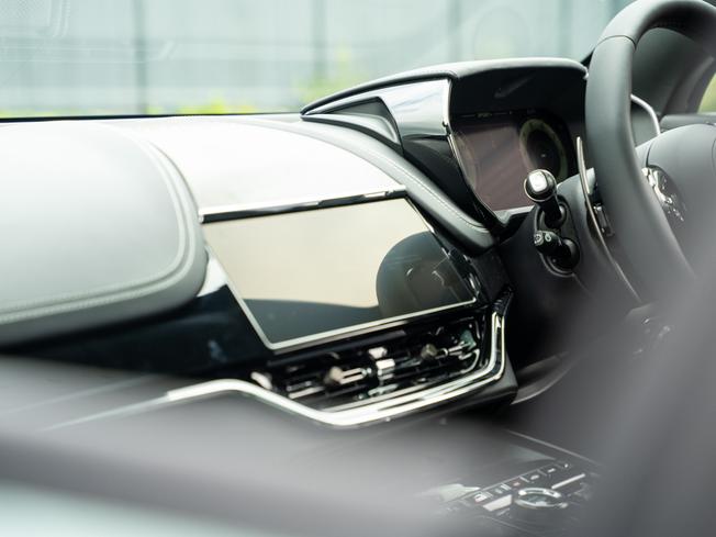 ASTON MARTIN Dbx Photo 28