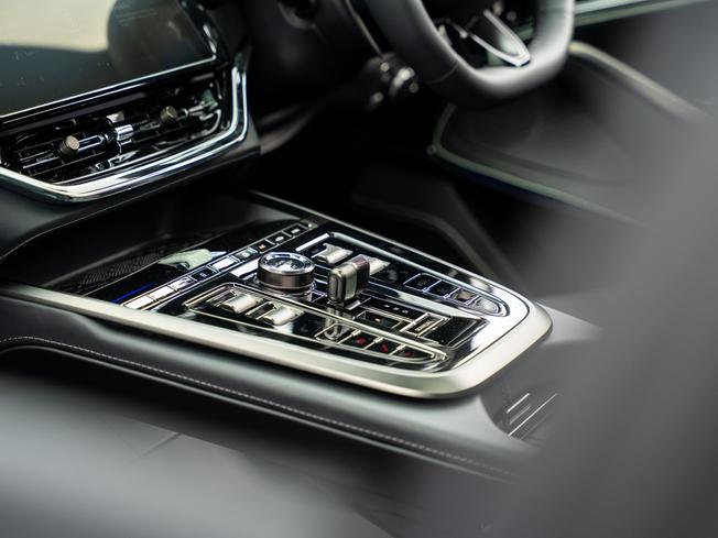 ASTON MARTIN Dbx Photo 29