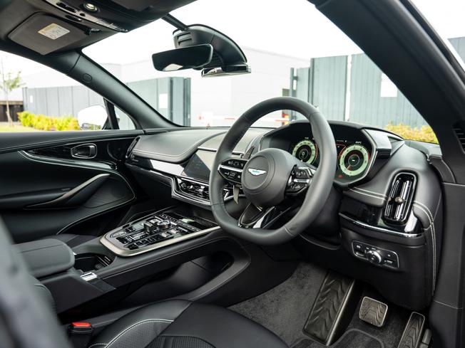 ASTON MARTIN Dbx Photo 3