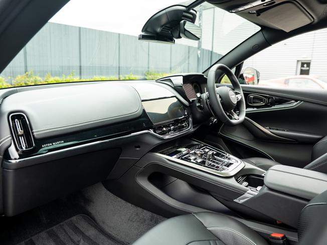 ASTON MARTIN Dbx Photo 30