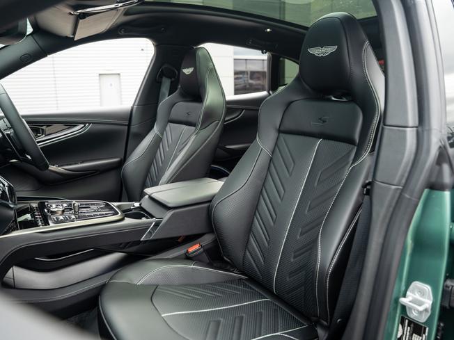 ASTON MARTIN Dbx Photo 31