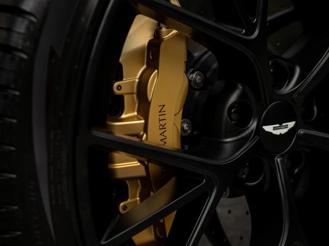 ASTON MARTIN Dbx Photo 35