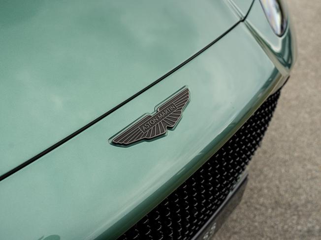 ASTON MARTIN Dbx Photo 36