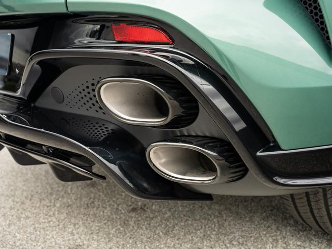 ASTON MARTIN Dbx Photo 38